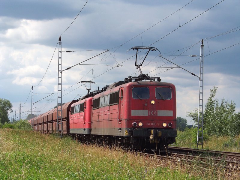 151 093-2 und eine Schwesterlok kommen hier mit einem Erzzug durch Lbbenau/Spreewald geballert. 20.06.2009