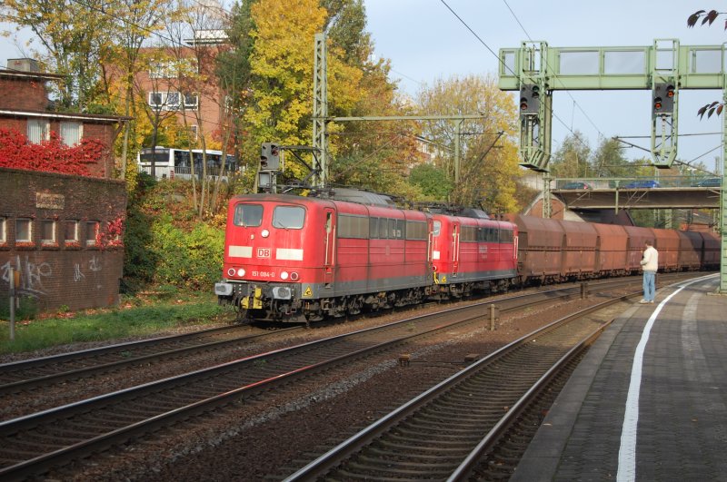 151 094 + 151 xxx mit einem Erzbomber am 18.10.2008 in Hamburg-Harburg