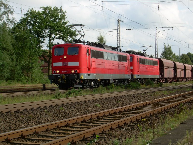 151 097 mit unbekannt gebliebener Schwester 151 am 3.9.2006 mit einem Erzbomber (Umleiter) in Eystrup Richtung Hamburg