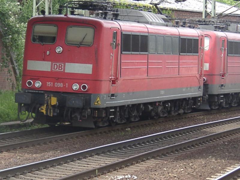 151 098-1 und eine andere 151 mit automatischer Kupplung als Lokzug in HH Harburg. 