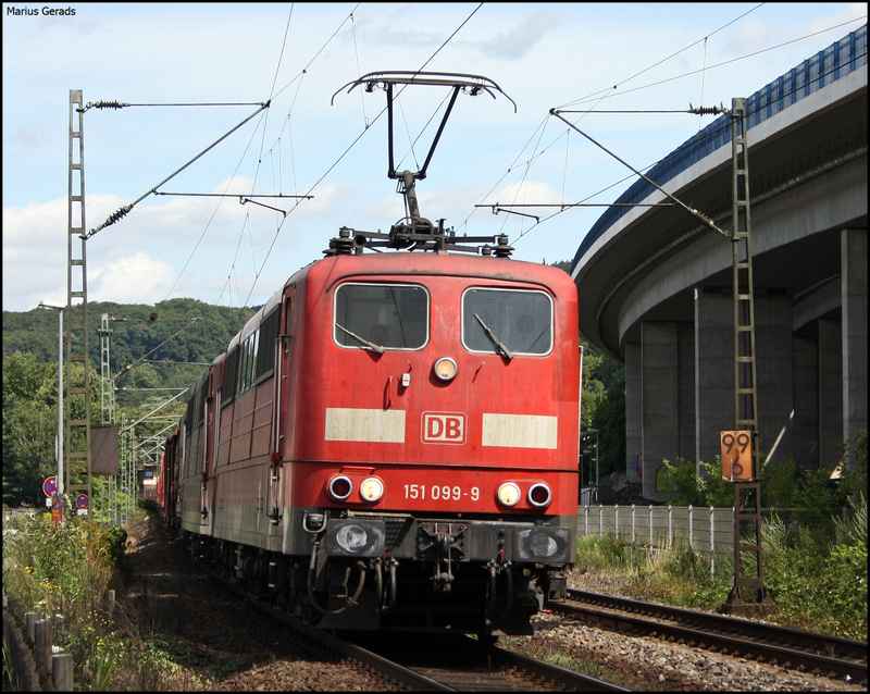151 099 mit einer Schwesterlok und einem gemischten Gterzug Richtung Koblenz am Km 99.6 zwischen Knigswinter und Rhndorf 28.7.2009