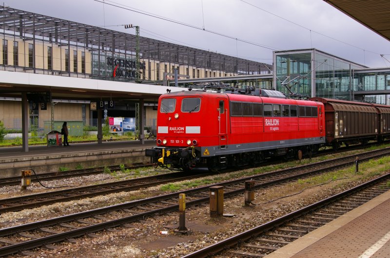 151 101 mit G�terzug am 05.07.2007 bei der Durchfahrt in Regensburg Hbf
