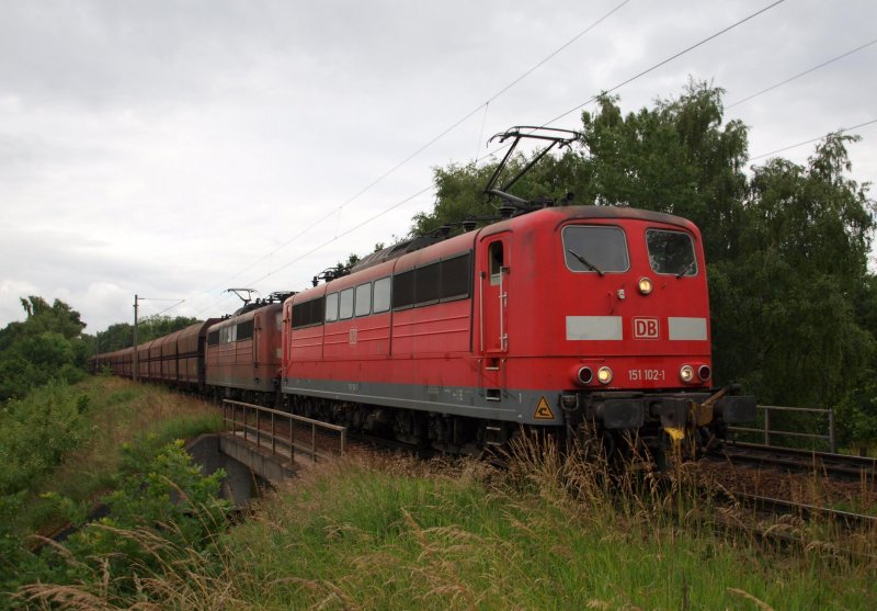 151 102-1 und ihre Schwesterlok bringen am 21.06.09 einen Erzleerpark aus Salzgitter-Beddingen durch Hamburg-Moorburg nach Hamburg-Hansaport, um dort neues Eisenerz zu laden und zur�ck nach Salzgitter zu fahren.