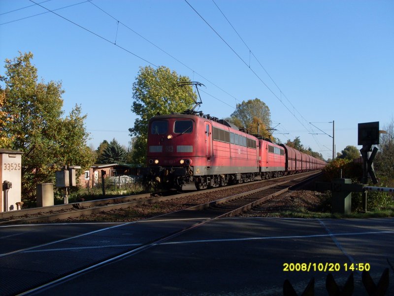 151 102-1 mit Leererzzug und Schwesterlok H�he Peine am 20.10.2008