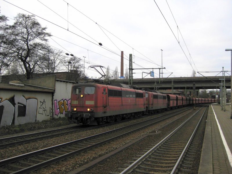 151 102-1 und eine Schwesterlok ziehen am 31.01.09 einen Erzbomber von Hamburg Hansaport nach Salzgitter-Beddingen durch Hamburg-Harburg.