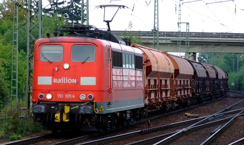 151 105 mit Kieszug am 3.8.2007 bei der Durchfahrt durch Obertraubling.