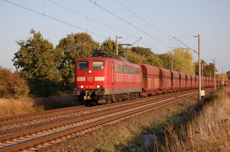 151 106-2 Solo eher selten da sonst in Doppeltraktion mit einem Erzleerzug nach Hamburg am 26.09.2009 kurz vor �berquerung des Mittellandkanals bei Peine