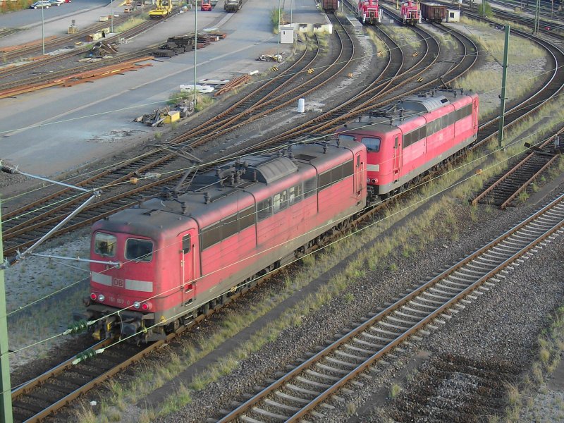 151 107-0 und 151 xxx-x kommen am 23.10.08 aus einer Abstellgruppe und fahren in die Abstellgruppe fr Lokomotiven.