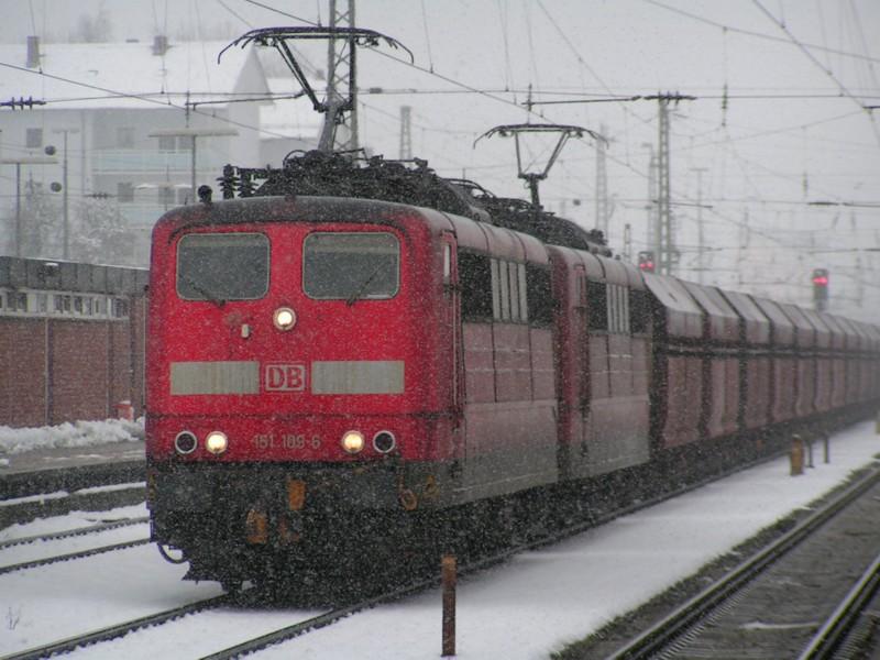 151 109-6 +  Schwester   mit Erzzug aus Faals-Wagen; Durchfahrt Passau Hbf. 060304