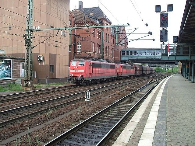 151 109-6 + Schwestermaschiene am 18.05.2007 in HH-Harburg