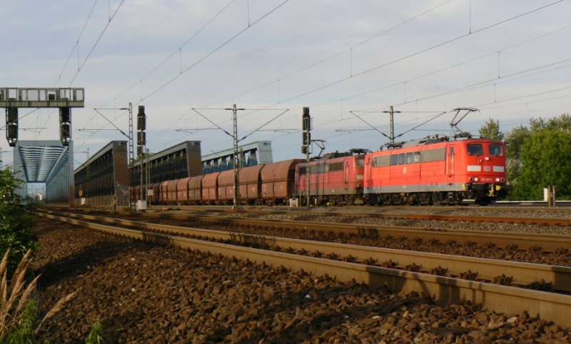 151 109 (mit automatischer Kupplung) und eine weitere 151 (mit Schraubenkupplung) bef�rdern einen Ganzzug aus Selbstentladewagen �ber die Hamburger S�derelbbr�cken in Richtung Harbrug.