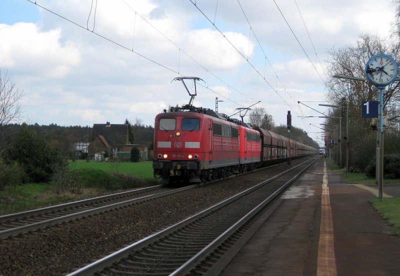 151 110-4 und eine Schwesterlok ziehen am 1.04.09 einen Erzleerpark aus Salzgitter-Beddingen durch Radbruch Richtung Hamburg-Hansaport.