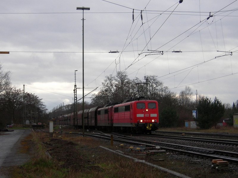 151 112 und 151 101 vor dem leerem Erzbomber (Bedding-Hamburg) in Ehlershausen.