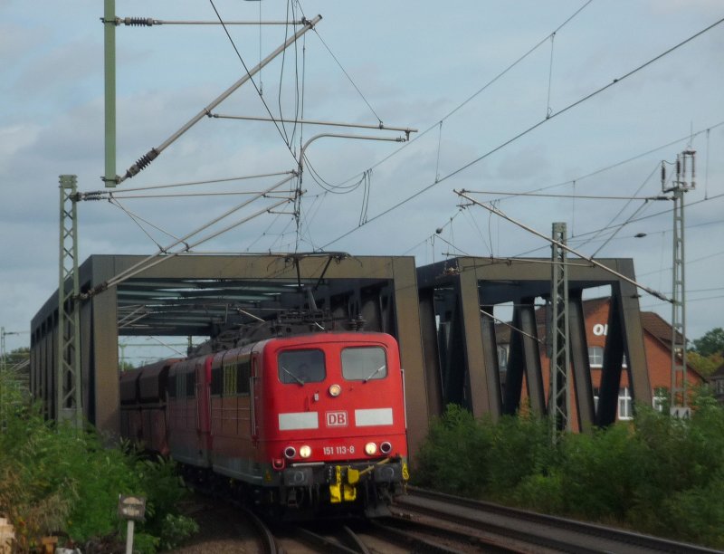 151 113-8 und eine Schwesterlok ziehen einen leeren Erzzug aus Hamburg-Hansaport ber die Aller in Celle in Richtung Sden. 02.09.09