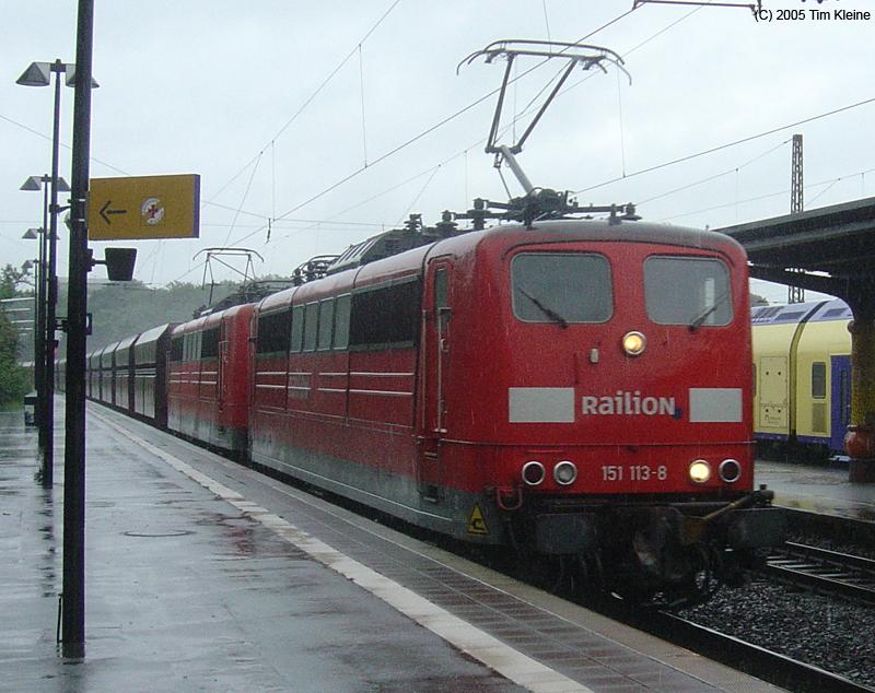 151 113 und eine weitere 151 durchfahren mit ihren GZ den Bahnhof Uelzen am 21.07.2005.