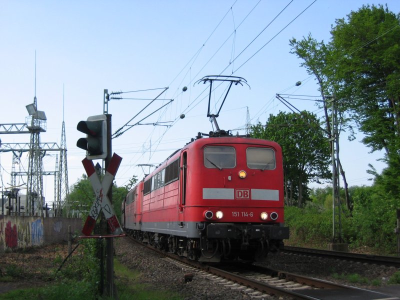 151 114-6 + 151 xxx-x mit Kohlezug am 5.5.2008 am B� 28 (D�sseldorf)