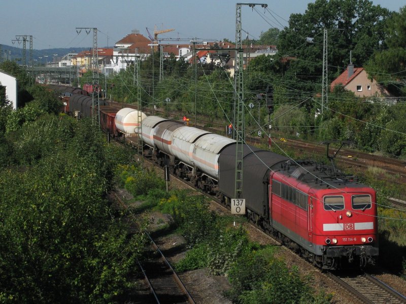 151 114 mit G�terzug am 9.9.2008 in Regensburg.