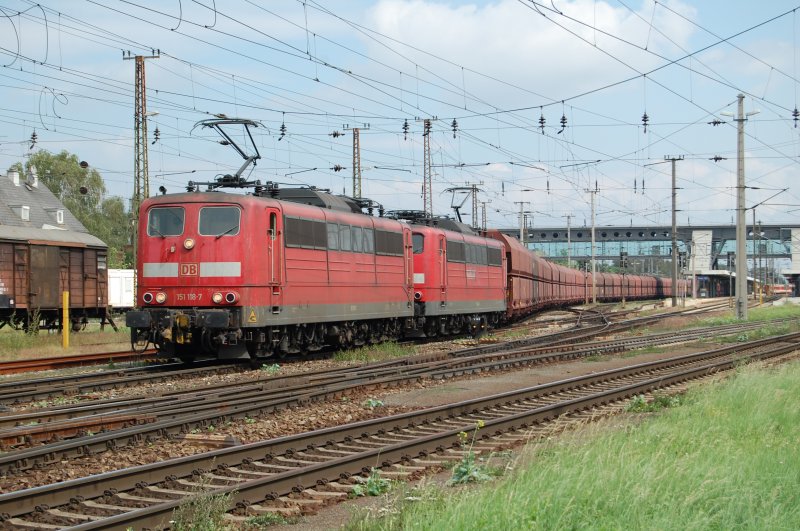 151 118 und eine weitere 151 rollten
am 01.09.2007 mit einem Erzzug in
Wels durch.