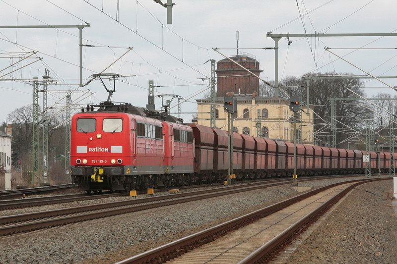 151 119 Railion mit Schwesterlok ziehen einen Erzzug durch Hagenow Land Richtung Hamburg. 15.03.2008