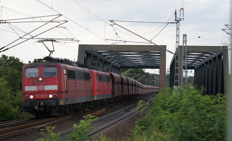 151 122-9 in Doppeltraktion mit der 151 113-8 kurz vor der Durchfahrt des Celler Bahnhofes auf Gleis 6, mit einem leeren Kohlezug am 21.07.2009.Fotografiert von Gleis 5.