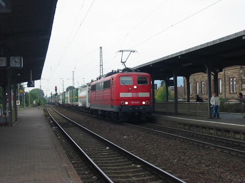151-123 am 4.10.2005 bei der Durchfahrt von Bensheim.