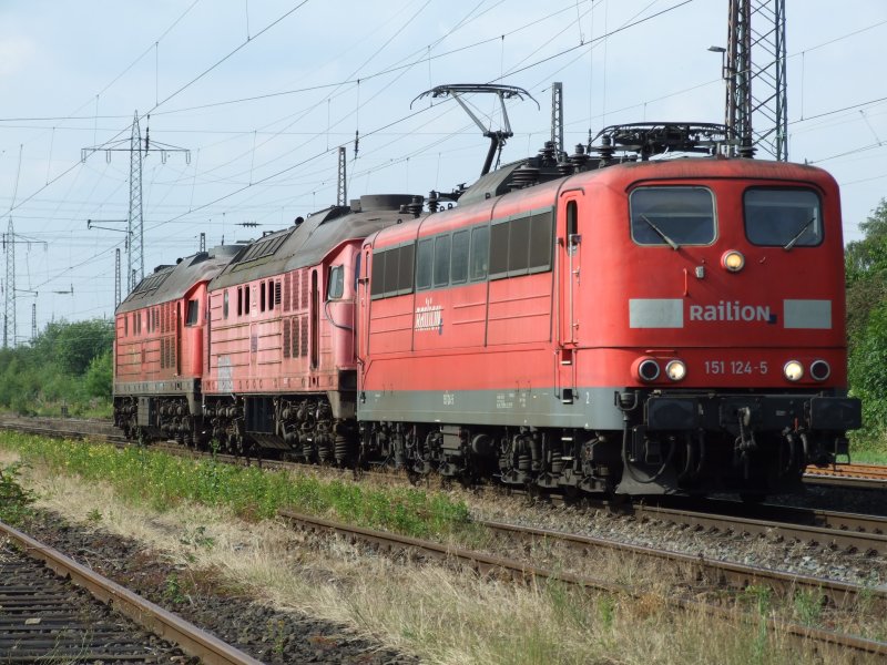 151 124-5 fhrt mit zwei verroteten 232 durch Ratingen-Lintorf