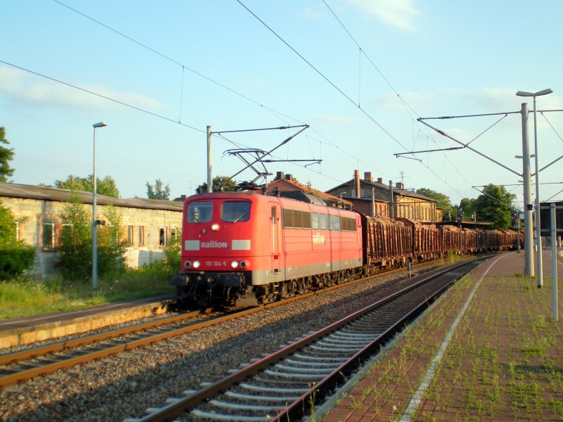 151-124 hatte am Abend des 27.06.2008 einen Holzganzzug am Haken und befrderte diesen Richtung Sangerhausen. Wegen Bauarbeiten auf der thringer Stammbahn wurde er Zug ber die KBS 595 umgeleitet und durchfhrt den Bahnhof Artern. 