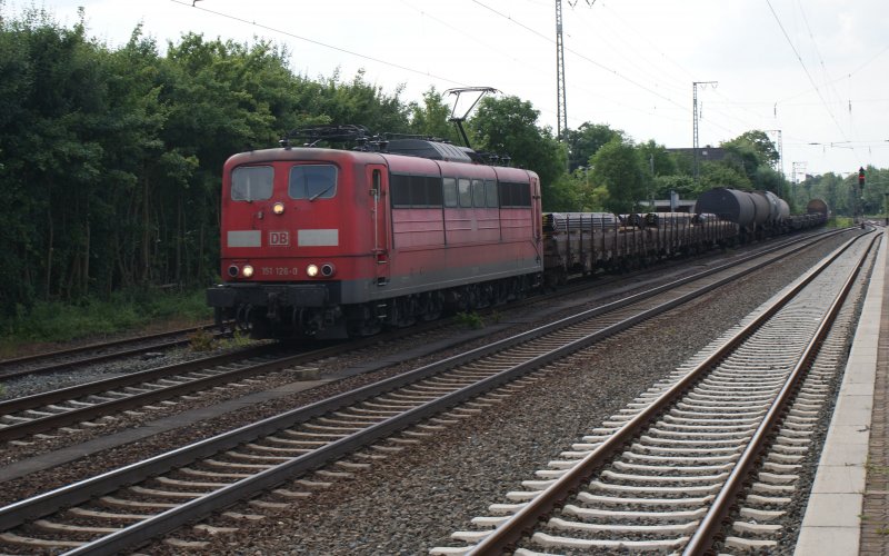 151 126-0 am 04.07.2009 bei der Durchfahrt des Wunstorfer Bahnhofes richtung Seelze,gekommen ist sie aus der richtung Minden.