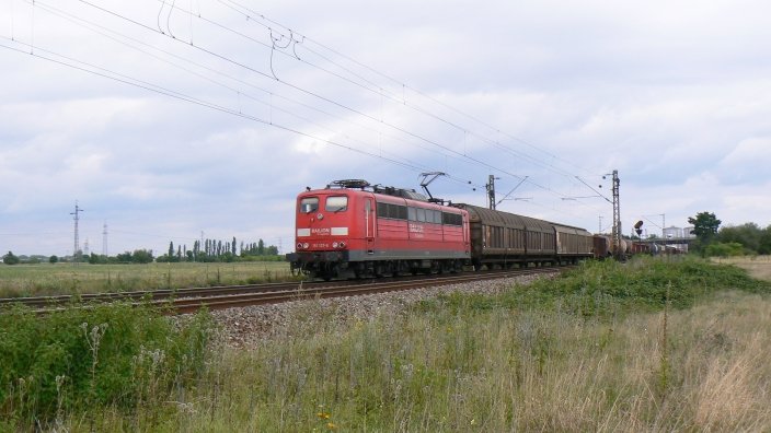 151 127 mit gemischtem Gterzug zwischen Mannheim und Karlsruhe bei Waghusel.