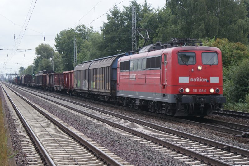 151 128-6 mit einem gemischten Gterzug am Haken,fuhr am 05.09.2009 richtung Wustorf.Fotografiert am S-Bahnhof Dedensen/Gmmer.