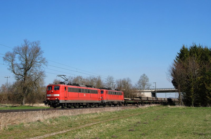 151 129 und 139 131 mit einem Schwellenzug bei Hattenhofen (02.04.2007)