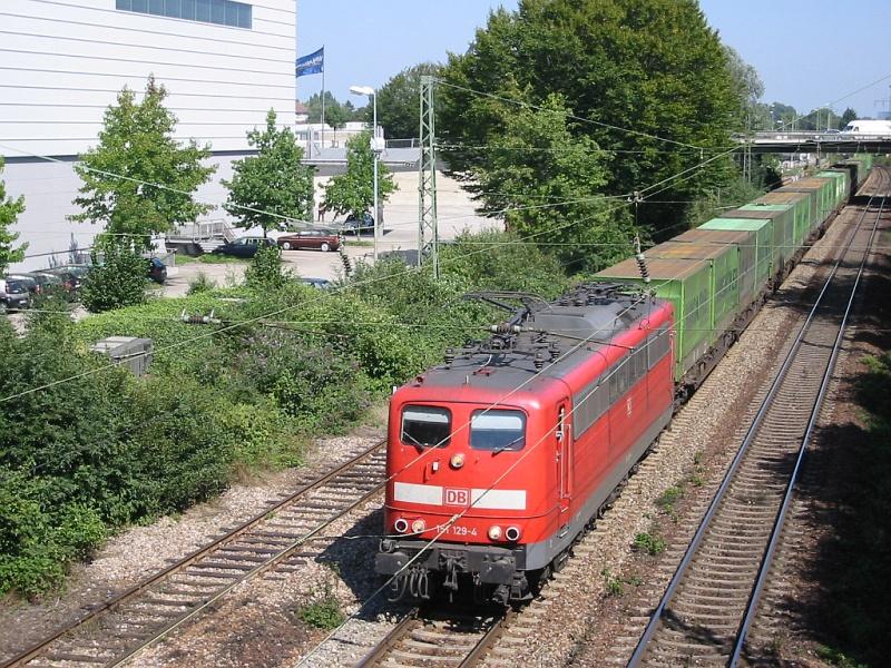 151 129 fhrt am 30.08.2005 mit einem Gterzug durch Karlsruhe.