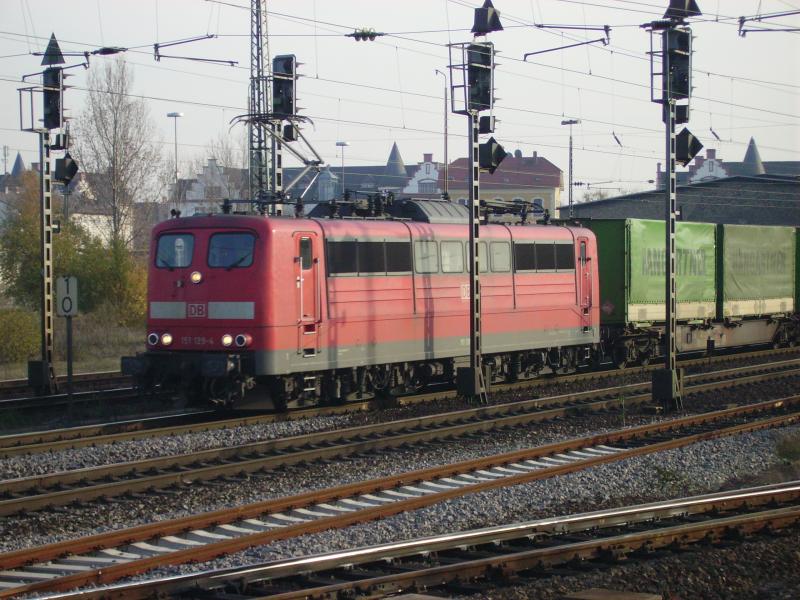 151 129 mit ihrem Containerzug am 9.11.05 bei Worms .