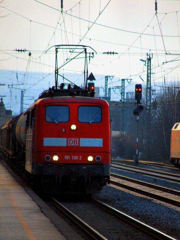 151 130-2 mit schwerem Gterzug im Bf. Neuwied