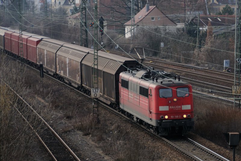 151 130-2 zieht einen Ganzzug aus Schiebewandwagen aus dem Bahnhof Regensburg Richtung M�nchen. (14.03.09).