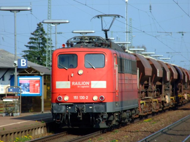 151 130 mit leerem Erzzug am 11.04.2007 bei der Durchfahrt durch Straubing.