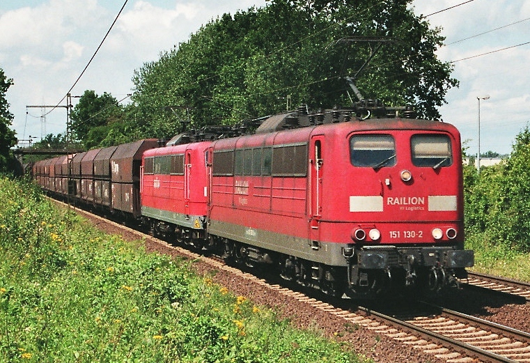 151 130 mit einer Schwesterlok in Hannover Ahlten mit einem Kohlezug nach Salzgitter.
