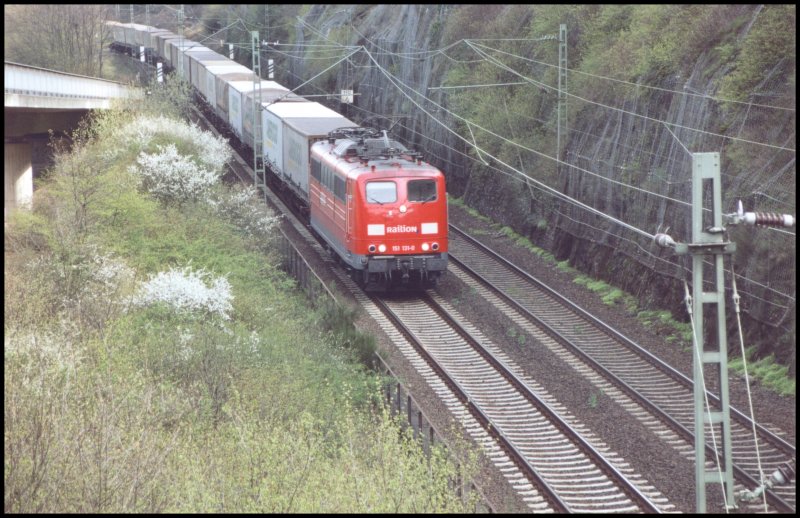 151 131 bringt im April 2006 den  Ambrogiozug  von Basel richtung Kln. Hier in Boppard-Hirzenach,