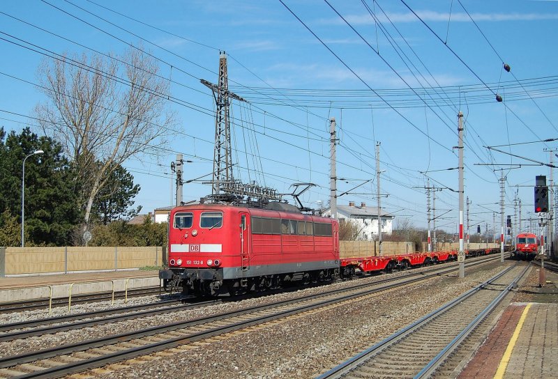 151 132 ist am 28.03.2009 mit einem
schwach ausgelasteten Containerzug
in Marchtrenk durchgefahren.