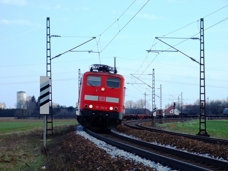 151 132 fhrt mit ihrem Zug Richtung Regensburg Ost Rbf, am 28.03.2009 kurz nach Plattling!