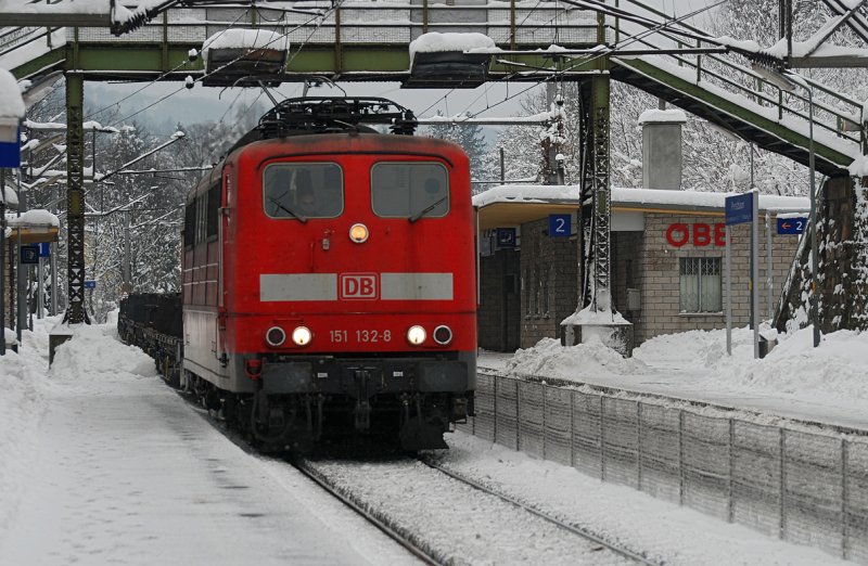 151 132 mit leerem Kupfertransporter durch Pressbaum Richtung Wien. 
Das Foto enstand am 31.1.2009.