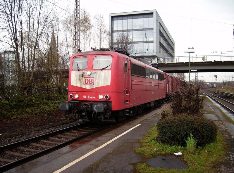 151 134-4 mit einem Gterzug im Bahnhof von Dortmund-Hrde. Lange habe ich diese Baureihe schon nicht mehr hier gesehen und dann taucht dieses Exemplar auf.