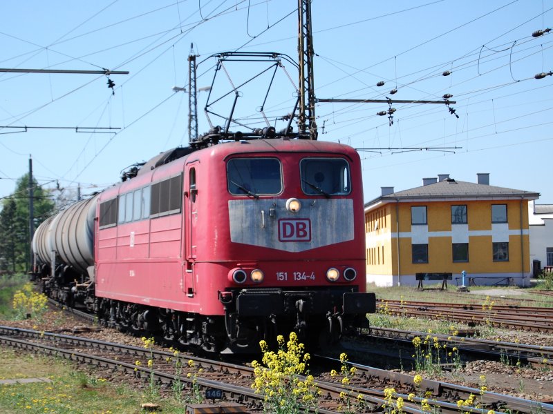 151 134 mit Gterzug aus Passau kommend fhrt am 14.04.2007 in Wels durch.
