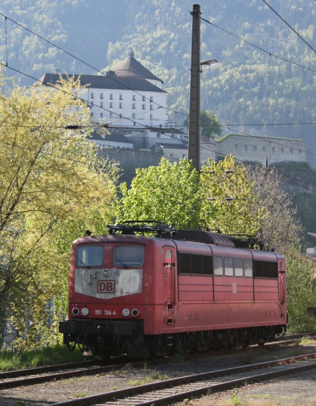 151 134 (orientrot mit L�tzchen) war am 25.04.2009 in Kufstein abgestellt.