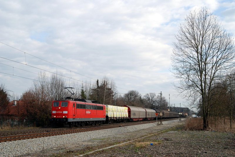 151 137 mit einem Gterzug in Grokarolinenfeld (17.01.2007)