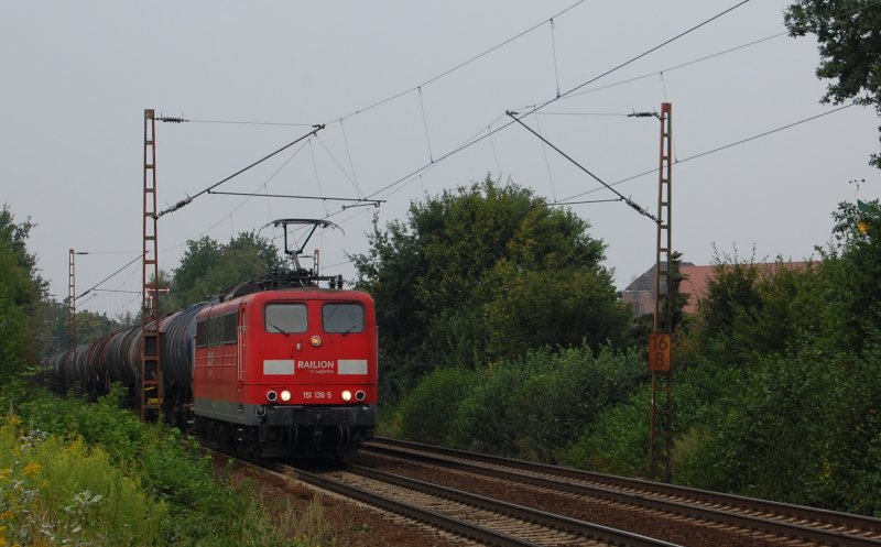 151 138-5 strebt am 10.8.09 mitsamt eines �lers aus Richtung Seelze bei Limmer �ber die G�terumgehungsbahn einem unbekannten Ziel entgegen. 