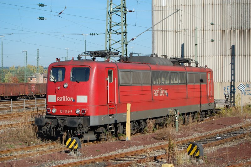 151 142-7 steht am Morgen des 15.10.07 abgebgelt vor dem ehem. BW in Aalen. Am selben Abend wird sie noch den FZT 56080 von Aalen nach Stuttgart-Hafen bringen.