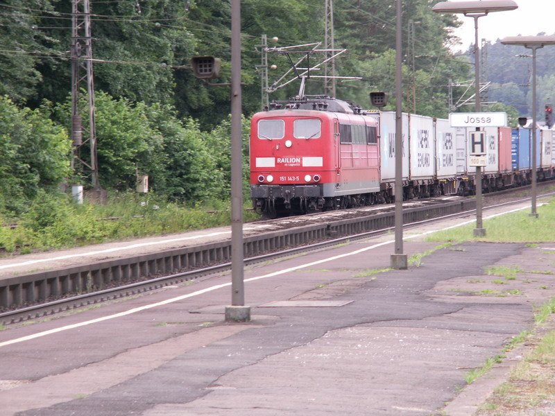151 143-5 am 14.6.2008 bei der Durchfahrt im Bahnhof Jossa, aus Richtung Altengronau/Sterbfritz kommend.