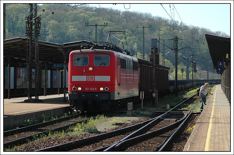 151 143 mit einem Kupferleerzug am 15.4.2007 beim Lokf�hrerwechsel in Wien H�tteldorf.