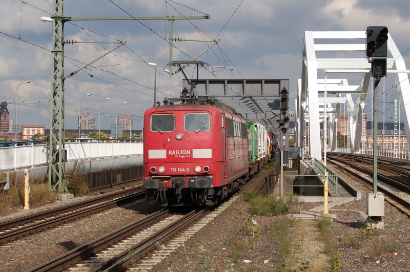 151 144-3 mit Containerzug fhrt in Ludwigshafen Mitte Richtung Worms. 26.09.2007